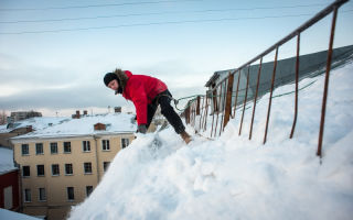Уборка снега с крыши — занятие для профессионалов